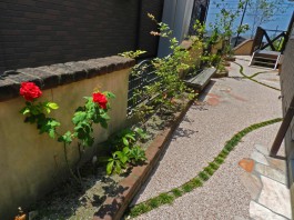 福岡県糸島市W様邸ガーデン工事のデザイン例。奥様のお好きなバラがよく似合うガーデン。