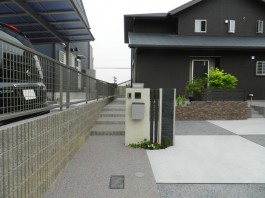 福岡県飯塚市T様邸新築外構のデザイン施工例。ナチュラルモダンなエクステリア。
