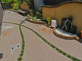 福岡県糸島市W様邸ガーデン工事のデザイン例。タマリュウが軽やかに交差するアプローチ