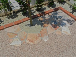 福岡県糸島市W様邸ガーデン工事のデザイン例。自然石で可愛く花壇を縁取りました。