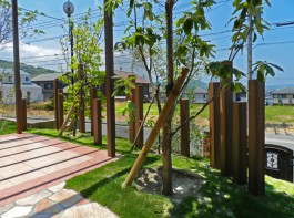 福岡県糸島市W様邸ガーデン工事のデザイン例。ポールを使ったセミクローズなガーデン。