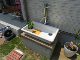 福岡県糸島市立水栓のあるおしゃれな新築外構工事。ペット用の洗い場です。