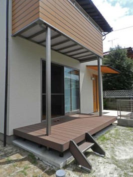 福岡県筑紫郡那珂川町のウッドデッキデザイン例。お庭にウッドデッキとステップを工事。