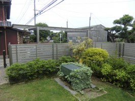 福岡県朝倉郡筑前町の目隠しフェンス施工例。アルミ材ステンカラーのお洒落なフェンス。