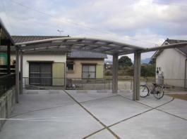 福岡県うきは市のM合掌+Y合掌の車3台用カーポートのある駐車場の施工例。