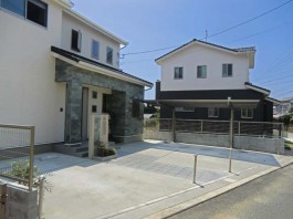 福岡県大牟田市の新築外構施工例。スタイリッシュな石でモダンなデザインアプローチ。