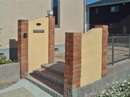 福岡県宗像市の外構門まわり工事。レンガの角柱や塗り壁の門柱がおしゃれな新築外構。