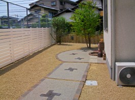 福岡県福岡市西区のお庭・ガーデン工事。木目の高いフェンスと可愛いアプローチ。砂利。