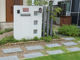 福岡県太宰府市の玄関アプローチ。のびやかなアールのアプローチ。新築外構工事。