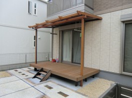 福岡県宗像市のウッドデッキ+テラス・屋根エクステリア工事。おしゃれで便利なお庭。