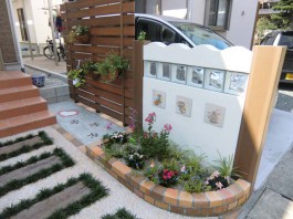 福岡県筑紫野市の玄関アプローチ。新築外構工事。雑貨屋のようにおしゃれな花壇。