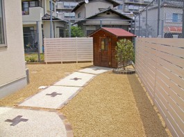 福岡県福岡市西区のお庭・ガーデン工事。木目の高いフェンスと可愛いアプローチ。砂利。