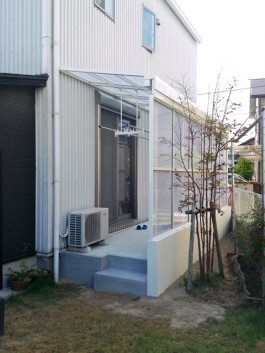 福岡県大野城市のお庭にテラス・屋根(パネル付)を付けた施工例。洗濯物用テラス囲い。