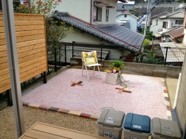 福岡県大野城市のウッドデッキとテラス屋根のあるお庭・ガーデン工事。洗濯物スペース。