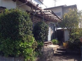 福岡県春日市のウッドデッキとテラス屋根工事。ふとん干しや竿掛けで快適な洗濯スペース