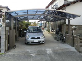 福岡県春日市のカーポート・伸縮門扉・サイドパネルを付けた外構エクステリアリフォーム。