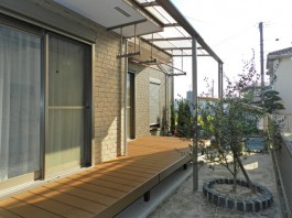 福岡県のお庭・ガーデン工事。ウッドデッキとテラス屋根で洗濯物スペースを作りました！