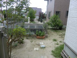 福岡県小郡市のお庭・ガーデン工事前。砂利敷きは雑草対策。デッキと物置のあるガーデン