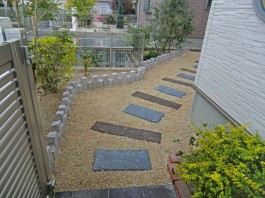 福岡県小郡市のお庭・ガーデン工事。砂利敷きは雑草対策。デッキと物置のあるガーデン