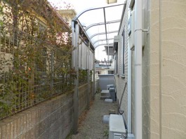 福岡県春日市の庭にテラス屋根を施工し、洗濯物を干すスペースへリフォームした例。