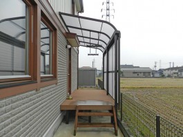 福岡県の庭・ガーデンにウッドデッキとテラス屋根を付けた施工例。洗濯物に便利なテラス