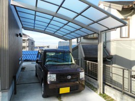 福岡県春日市のカーポート工事。駐車場に1台用のカーポートを施工。車庫リフォーム工事