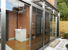 福岡県太宰府市の囲いテラス・サンルーム工事。庭にガラス張りの室内のような癒し空間