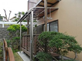 福岡県太宰府市の庭・ガーデンにウッドデッキ・テラス屋根をつけてガーデニングを楽しむ例