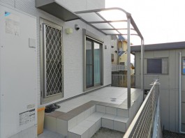 福岡県春日市の庭・ガーデンにテラス屋根やタイルで階段を工事した例。洗濯物に便利。