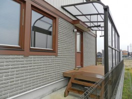 福岡県の庭・ガーデンにウッドデッキとテラス屋根を付けた施工例。洗濯物に便利なテラス