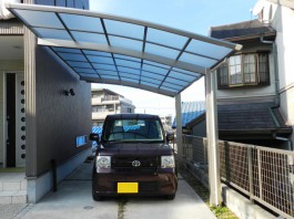 福岡県春日市のカーポート工事。駐車場に1台用のカーポートを施工。車庫リフォーム工事