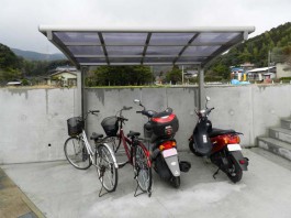 福岡県筑紫野市の車庫に自転車・バイク用のサイクルポート屋根を工事した例。駐輪屋根。
