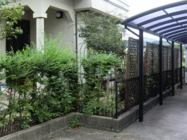 福岡県筑紫野市の庭・ガーデンに目隠し用のフェンス取付前。フェンスでお庭を囲う工事前。