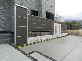福岡県筑紫野市の新築外構工事。三協で統一したスタイリッシュでモダンな門まわり。
