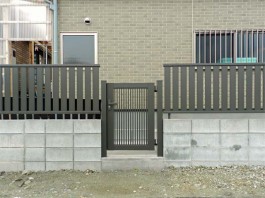 福岡県朝倉市の和モダン・大人・シック・シンプルな新築外構工事例。2色のブロック門柱。
