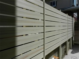 福岡県春日市の白・ホワイト色のおしゃれで可愛い目隠しフェンス工事例。ガーデン奥。