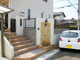 福岡県古賀市の新築戸建て住宅の外構工事。門柱に貼った石とレンガが可愛らしい外構。