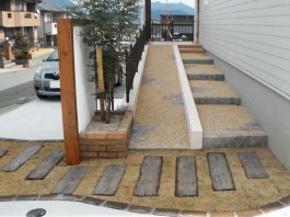 福岡県宗像市の新築外構工事例。枕木と芝を曲線的に使ったおしゃれで可愛いアプローチ。