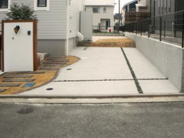 福岡県宗像市の車庫の目地を斜めのクロスでデザインしたオシャレな車庫・駐車場。