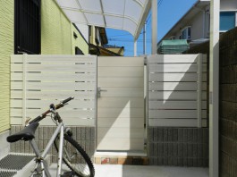 福岡県春日市の白・ホワイト色のおしゃれで可愛い目隠しフェンス工事例。ガーデン入口。