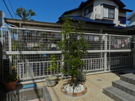 福岡県春日市の白・ホワイト色のおしゃれで可愛い目隠しフェンス工事例。玄関横に施工。