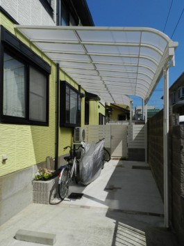 福岡県春日市のテラス屋根付きの庭・ガーデン工事例。使いやすいお庭。坪庭で和む。