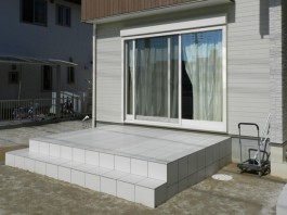 福岡県糟屋郡新宮町のお庭リフォーム・タイルテラス工事。窓辺に広がるテラスタイル。