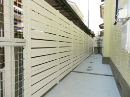 福岡県春日市の白・ホワイト色のおしゃれで可愛い目隠しフェンス工事例。家の周りに施工。