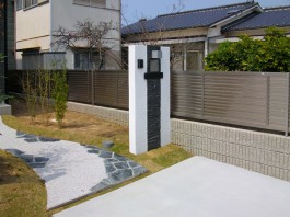 福岡県古賀市の新築外構エクステリア工事。ダークな石とホワイトの門柱。デザイン性の高い門まわり。