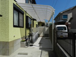 福岡県春日市の白・ホワイト色のおしゃれで可愛い目隠しフェンス工事例。ガーデン入口。