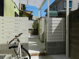 福岡県春日市のテラス屋根付きの庭・ガーデン工事例。使いやすいお庭。坪庭で和む。
