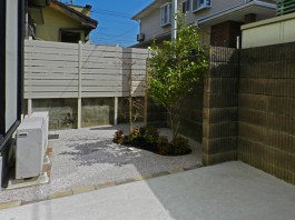 福岡県春日市の白・ホワイト色のおしゃれで可愛い目隠しフェンス工事例。ガーデン中庭。