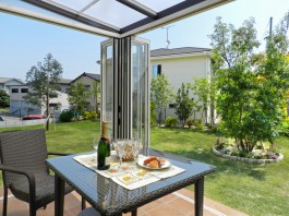 福岡県春日市の庭・ガーデンにガーデンルームを施工した例。ガーデンルームからの眺め。