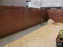 福岡県福岡市城南区のEウッドスタイル施工例。ガーデンを目隠しフェンスで囲いました。